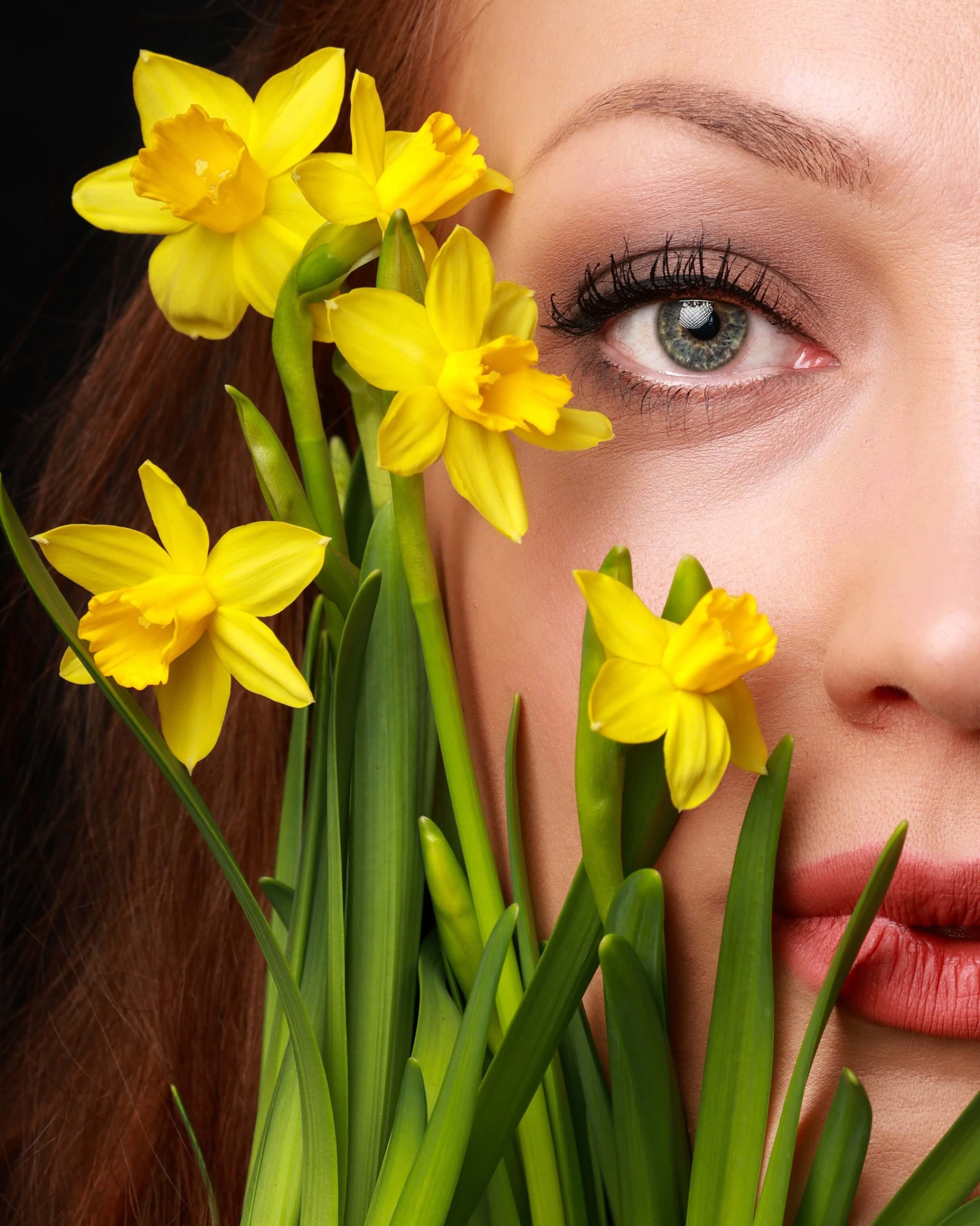 Studio portrait behind daffodils